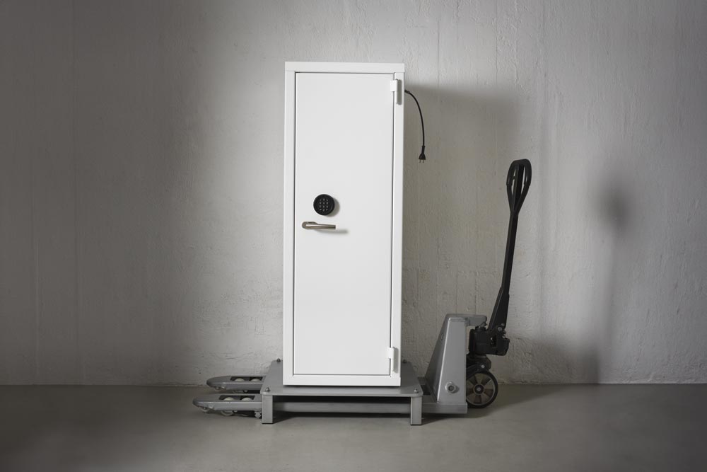 Vitt säkerhetsskåp som placeras